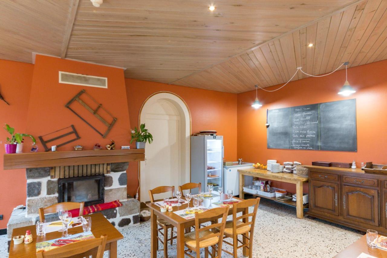 Hotel Restaurant Le Foirail Saint-Haon Kültér fotó